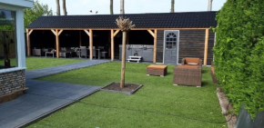 Schöner, komplett renovierter Bungalow in einem familienfreundlichen Ferienpark mit privatem Jacuzzi und Grill